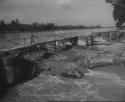 Soerabaja - Java een dam tegen de overstroming.jpg