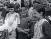 Bestand:Vastenavondgebruik haan slaan voor meisjes, een (1926).jpg