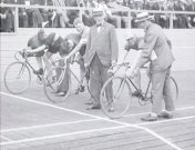 Bestand:Wielerwedstrijd om de kampioenschappen (1923).jpg