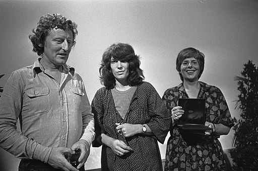 Bestand:Uitreiking Nipkowschijf 1975 aan Pieter Verhoeff, Ireen van Ditshuyzen en Netty Rosenfeld.jpg