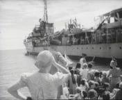 Evacuees aan boord van HMS Carron, en verwoestingen in Padang.jpg