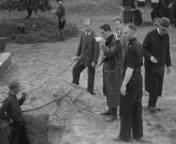 Bestand:Lijkopgraving - opdat wij niet vergeten (1945).jpg