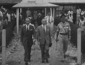 Bestand:Afscheid gouverneur Platteel van Nederlands Nieuw-Guinea2.jpg