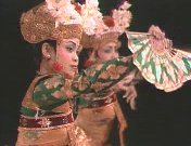Bestand:DansEnMuziekUitBali(1989)2.jpg