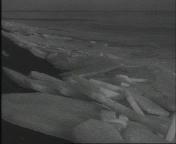 De afsluitdijk bedreigd door kruiend ijs.jpg