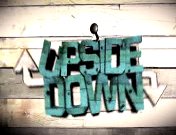 Bestand:Upside Down (2010) titel.jpg