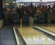 Ellen bij de bowlingbaan