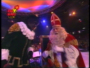 Wegwijspietpiet en Sinterklaas genieten van Bassie & Adriaan