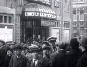 Bestand:Uitgaan van het Oostertheater na een voorstelling van de lentefilm voor de scholen (1922).jpg