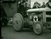 Bestand:Weddenschap met een Ford tractor (1923).jpg