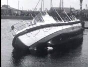 Bestand:Demonstratie onkantelbare reddingsboot (1927).jpg