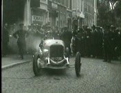 Bestand:Autorennen op de boulevard (1924).jpg