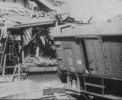 Bestand:Door Duitsche saboteurs veroorzaakte spoorwegramp te Venlo.jpg