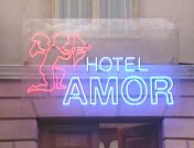 Bestand:Hotel Amor titel.jpg