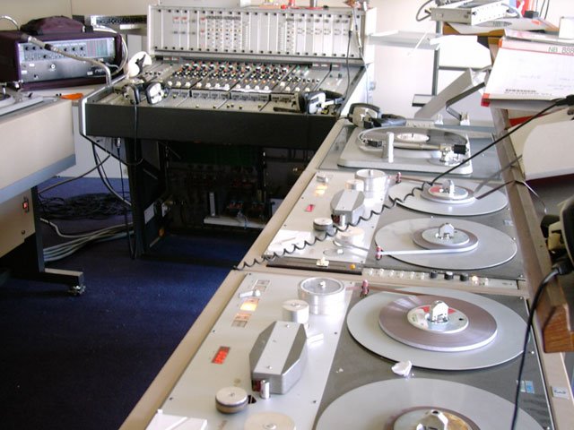 Bestand:Radiostudio met mengtafel en bandrecorders.jpg