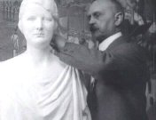 Bestand:Beeldhouwer Vrint vervaardigt een borstbeeld van prinses Juliana (1927).jpg