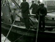 Bestand:Politie zoekt met dreg naar mes bij de moord in deHalvemaansteeg (1925).jpg