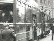 Bestand:Brievenbussen aan de tram (1922).jpg