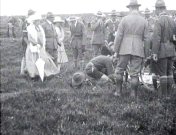 Bestand:Huldebetoging van de Nederlandse padvinders aan de koningin op de Asselse heide (1923).jpg