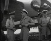 Bestand:Admiraal Helfrich op inspectie te Soerabaja.jpg