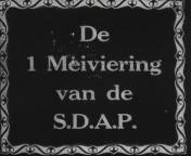 Bestand:De SDAP viert 1-mei in Amsterdam (1920) titel.jpg