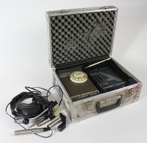 Koffer met twee reportophones (bron: Fotoarchief Beeld en Geluid, archiefnummer = BG0133053)