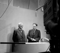 Gustaaf de Clerq en W. de Vogt openen de eerste televisieuitzending van de AVRO